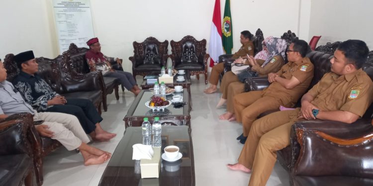 Badan Kebangsaan Kesatuan dan Politik (Bakesbangpol) Kabupaten Bekasi melaksanakan kunjungan monitoring dan penyuluhan ke Kantor Sekretariat DPD LDII Kabupaten Bekasi. Foto: LINES.