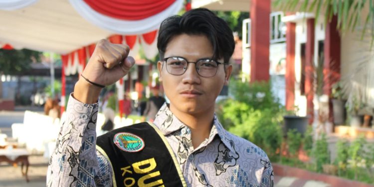 Warga LDII Kota Pasuruan, Ferara Anja A’idullah, memperoleh penghargaan sebagai Duta Pemuda Kota Pasuruan. Foto: LINES
