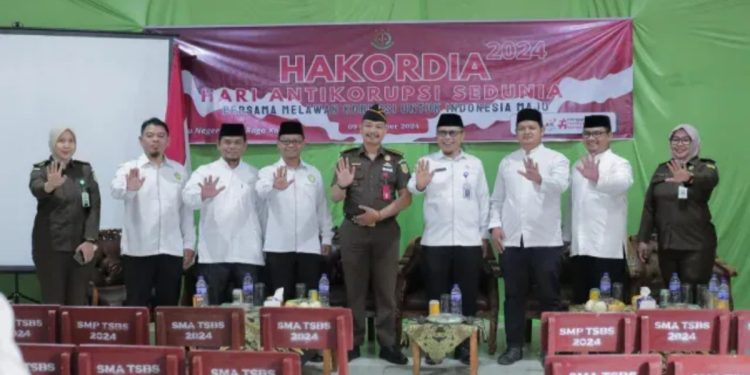 Siswa SMP dan SMA Tri Sukses Boarding School, naungan DPW LDII Jambi menerima penyuluhan hukum menyambut Hari Anti Korupsi Sedunia. Foto: LINES