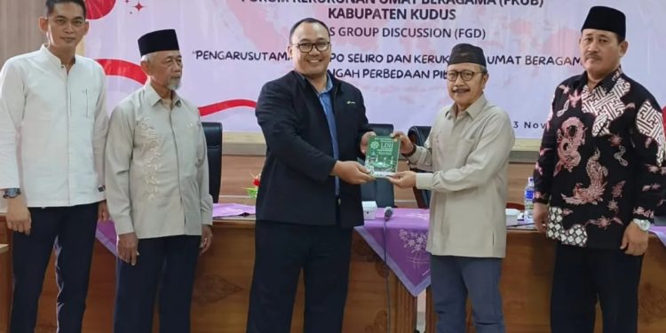 Forum Kerukunan Umat Beragama (FKUB) Kabupaten Kudus menggelar Focus Group Discussion (FGD) bertema “Pengarusutamaan Teposeliro dan Kerukunan Beragama”. Foto: LINES