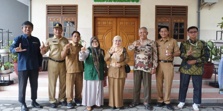 Universitas Gadjah Mada (UGM) bersama Dinas Lingkungan Hidup (DLH) Kabupaten Jombang melaksanakan kunjungan ke Pondok Pesantren (Ponpes) Gadingmangu pada Senin, (16/12). Foto: LINES