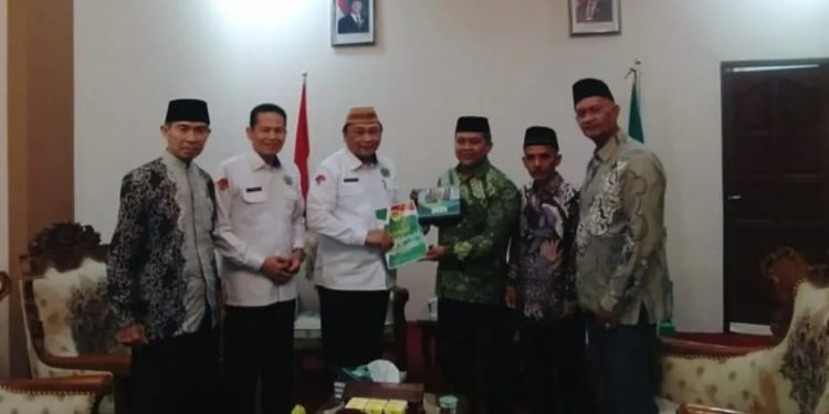 Ketua DPW LDII Kalimantan Barat (Kalbar) Susanto beserta jajaran pengurus lainnya bertandang ke Kantor Wilayah Kementerian Agama (Kanwil Kemenag) Provinsi Kalimantan Barat pada Senin (23/12). Foto: LINES