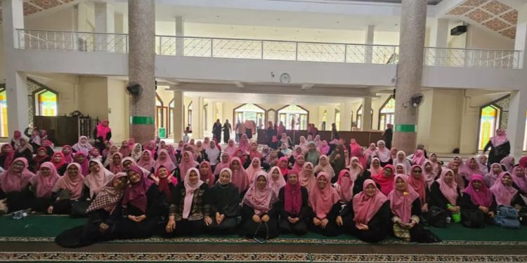 Majelis Taklim (MT) Al-Fathu Pemda Kabupaten Bandung menggelar pengajian rutin bulanan di Masjid Al-Fathu, Soreang, Jawa Barat, pada Selasa (24/12). Foto: LINES