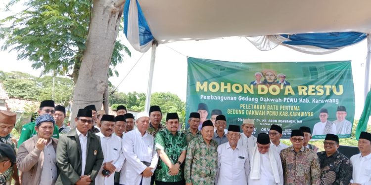 Ketua DPD LDII Kabupaten Karawang, Asep Rahmat bersama Ketua Pondok Pesantren Sumber Barokah, KH Mustagfirin menghadiri acara peletakan batu pertama pembangunan Gedung Dakwah PCNU Karawang. Foto: LINES.