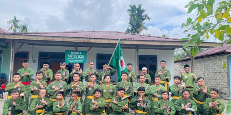 Persinas ASAD Manokwari menggelar ujian kenaikan tingkat dari sabuk putih ke sabuk kuning pada Minggu (18/5). Foto: LINES