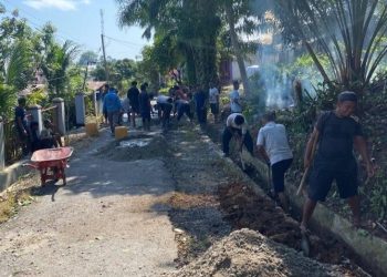 LDII Giri Kencana Bersama Masyarakat Sekitar Gotong Royong Perbaiki Jalan