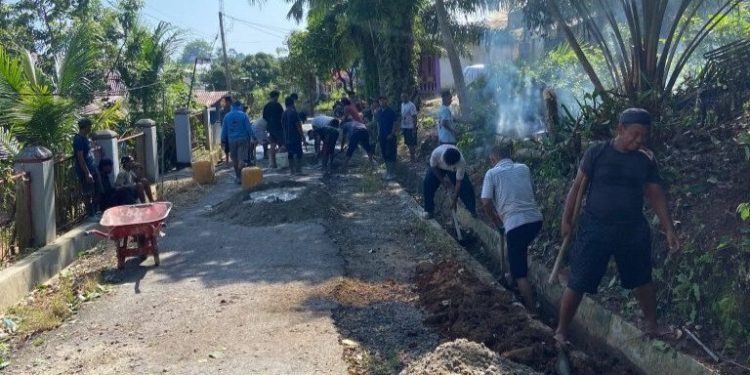 Warga LDII Giri Kencana bersama masyarakat sekitar gotong royong memperbaiki jalan. Foto: LINES