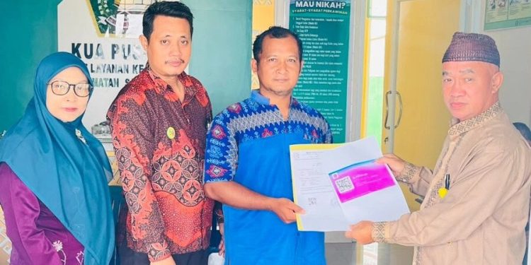 Masjid Al Fatah, naungan DPD LDII Lampung Timur menerima Kartu ID Masjid dari Kantor Urusan Agama (KUA) Sekampung. Foto: LINES