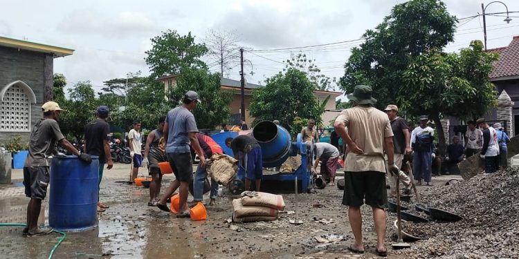 Puluhan warga LDII bersama masyarakat sekitar bergotong royong dalam pembangunan Toko Usaha Bersama (UB) di bawah naungan LDII Harjatani yang berlokasi di Cigodag, Kramatwatu, Serang, Banten. Foto: LINES