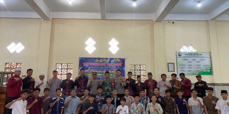 Kepolisian Sektor (Polsek) Kelumpang Selatan berkolaborasi dengan PC LDII Kelumpang Selatan menggelar penyuluhan karakter luhur untuk antisipasi kenakalan remaja. Foto: LINES