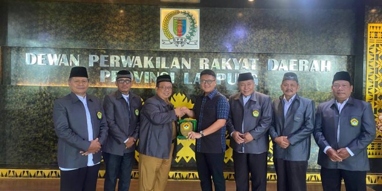 Pengurus DPW LDII Lampung audiensi dengan Ketua DPRD Provinsi Lampung, Ahmad Giri Akbar, pada Senin (20/1), di Kantor DPRD Lampung. Foto: LINES.