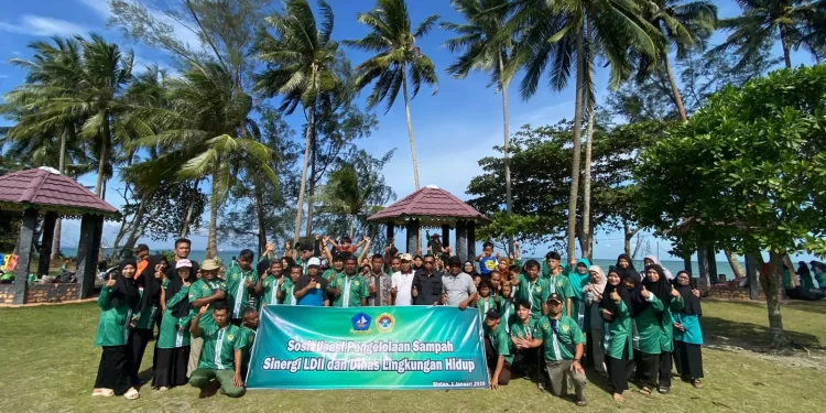 Dinas Lingkungan Hidup (DLH) Kabupaten Bintan mengadakan sosialisasi pengelolaan sampah kepada warga LDII di Kampung Bugis, Bintan, Kepulauan Riau, pada Rabu (1/1). Foto: LINES
