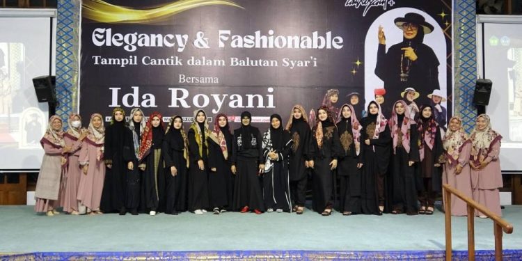 Desainer fashion muslim ternama Ida Royani dalam acara fashion show yang diselenggarakan SMK Budi Utomo Gadingmangu. Foto: LINES.