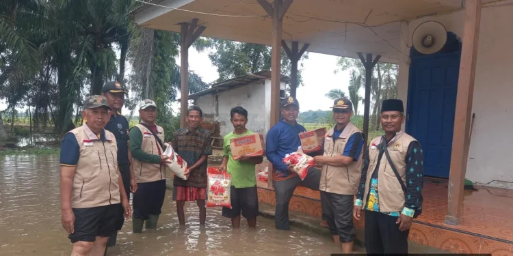Hujan dengan intensitas tinggi yang mengguyur Kampung Pasiran Jaya, Kecamatan Dente Teladas, Tulang Bawang, Lampung, menyebabkan terjadinya banjir rob. Foto: LINES