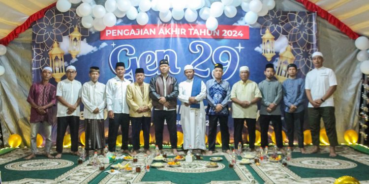 PC LDII Kecamatan Banjarbaru Utara bersama PC LDII Kecamatan Landasan Ulin menggelar pengajian dan keakraban pada malam pergantian tahun di halaman Masjid Al-Manshurin, Banjarbaru, Kalimantan Selatan, pada Selasa (31/12). Foto: LINES