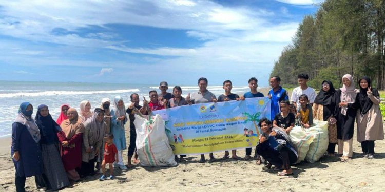Warga LDII Kecamatan Kuala menggelar aksi membersihkan Pantai Seunagan, Nagan Raya, Aceh, pada Minggu (23/2). Foto: LINES.