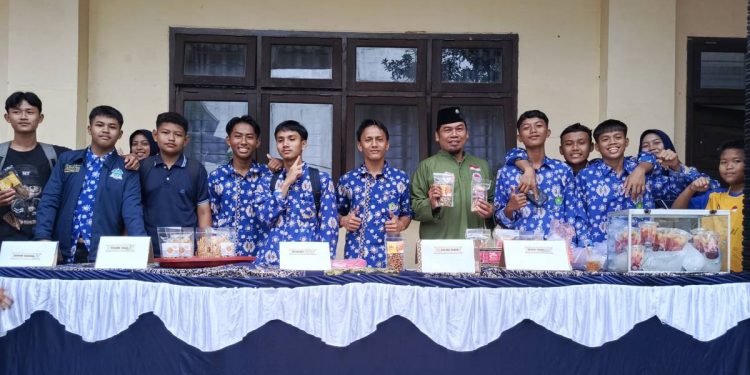 SMA Tri Sukses, Jambi, menghelat “Bazar Kewirausahaan”. Foto: LINES.
