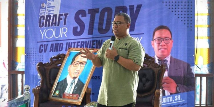 CEO PT MSDM Indonesia Bisa, Himawan Pramudita menjadi narasumber di seminar yang digelar PC LDII Bekasi Timur. Foto: LINES.