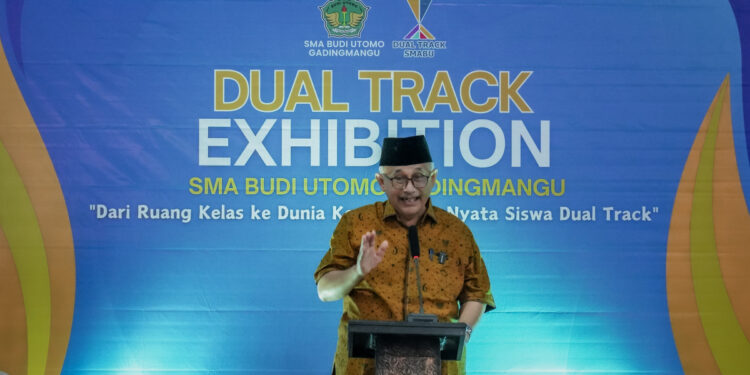 Ketua Umum DPP LDII KH Chriswanto Santoso menghadiri Dual Track Exhibition yang diselenggarakan SMA Budi Utomo Gadingmangu. Foto: LINES