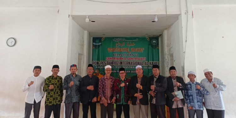 Pengasuh Pondok Pesantren Sabilurrosyidin, KH Ahmad Sobri, menghadiri pengajian rutin bulanan Forum Komunikasi Pondok Pesantren (FKPP) Kabupaten Kerinci. Foto: LINES