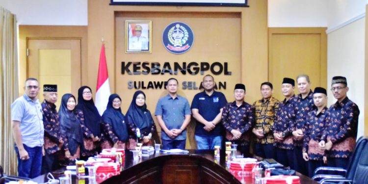 Ketua DPW LDII Sulawesi Selatan (Sulsel), Asdar Mattiro beserta jajaran audiensi dengan Plt Kepala Badan Kesatuan Bangsa dan Politik (Kesbangpol) Provinsi Sulsel, Ansyar di Kantor Badan Kesbangpol Sulsel, Makassar. Foto: LINES