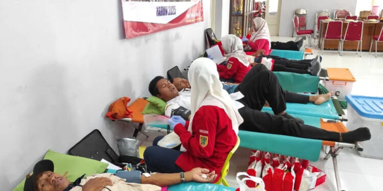 Palang Merah Indonesia (PMI) Kecamatan Pedan kembali menggelar aksi donor darah di Aula Kecamatan Pedan untuk menambah stok darah di PMI Kabupaten Klaten. Foto: LINES