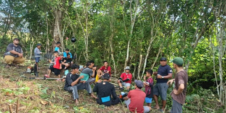 Warga PC LDII Distrik Manokwari Barat bahu membahu melaksanakan kerja bakti membersihkan lahan untuk persiapan pembangunan tempat ibadah. Foto: LINES.