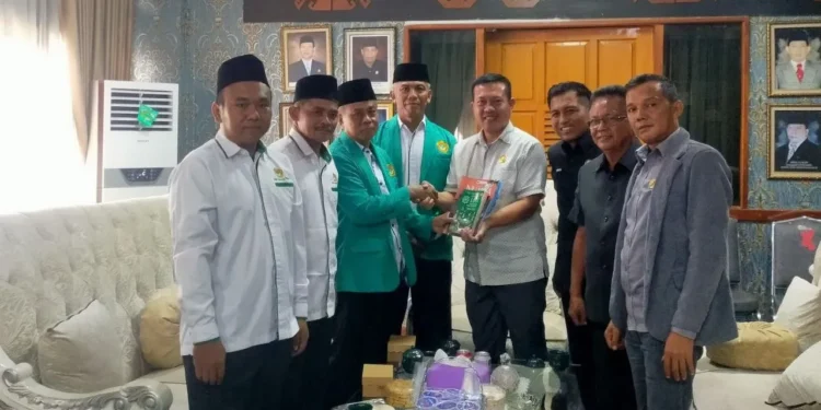 Ketua DPD LDII Kabupaten Lampung Utara, Sutikman, beserta jajaran pengurus lainnya, audiensi dengan Ketua DPRD Lampung Utara, M Yusrizal. Foto: LINES