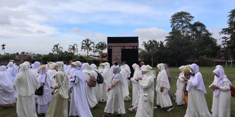 DPD LDII Kota Bandung bekerjasama dengan Kelompok Bimbingan Haji dan Umroh (KBIHU) Nurul Hakim menggelar kegiatan praktik manasik haji. Foto: LINES.