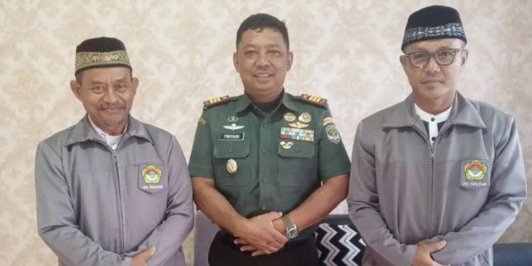 Ketua PC LDII Kecamatan Solear, Ngadiyono didampingi para pengurus LDII, bersilaturrahim ke markas Koramil 13 Kecamatan Solear. Foto: LINES.