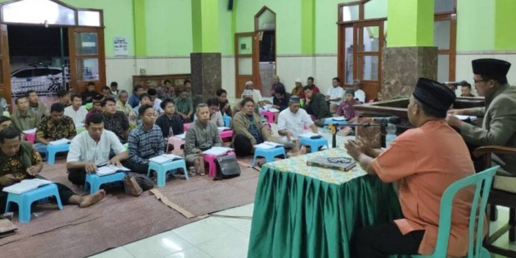 PC LDII Kecamatan Pedan menggelar pengajian Buku Pedoman Ibadah. Foto: LINES.