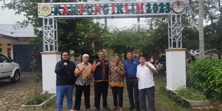 Sekretaris DPP LDII, Ruly Bernaputra, yang juga dikenal sebagai penggiat pemberdayaan masyarakat di industri hulu migas, berkunjung ke Kampung Proklim Rumbai, Riau, pada Jumat (14/2). Foto: LINES
