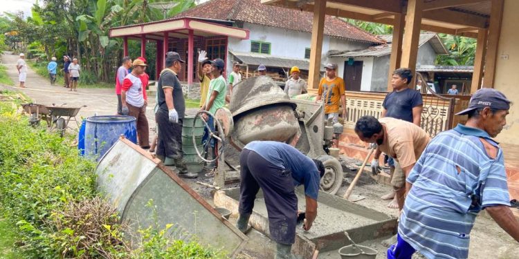 Warga LDII Dusun Nglampu dan Dusun Bateh, Candimulyo, Magelang, melakukan pengecoran Masjid Jami'il A'la pada Minggu, (2/2). Foto: LINES.