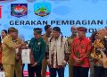 Gubernur Kaltara Bangkitkan Nasionalisme dengan Bagikan 3.000 Bendera Merah Putih