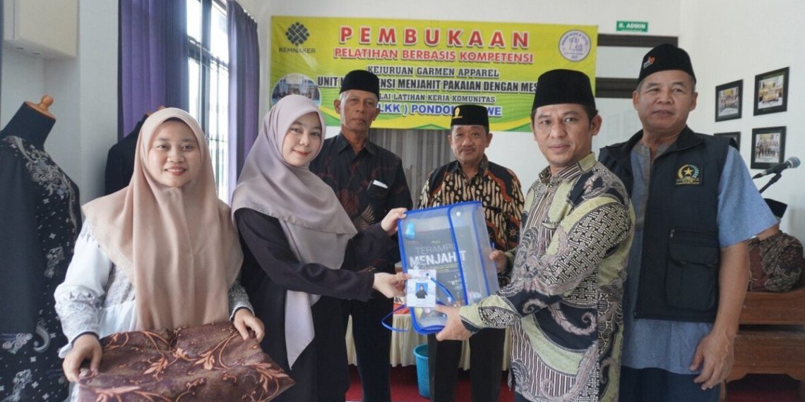 BLKK Miftahul Huda Bekali 20 Santriwati Keterampilan Menjahit
