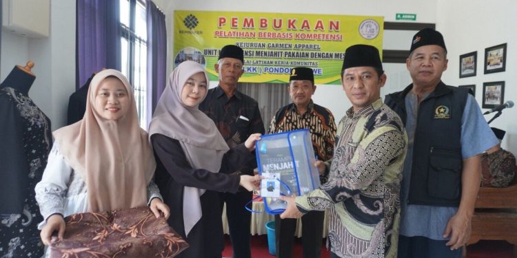 Balai Latihan Kerja Komunitas (BLKK) Miftahul Huda Blawe, Kabupaten Kediri, Jawa Timur, membekali sekitar 20 santri Pondok Pesantren Blawe dan Wali Barokah Kota Kediri keterampilan menjahit. Foto: LINES