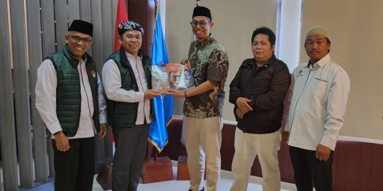 etua DPW LDII Kalimantan Utara (Kaltara) Jaet Ahmad Fatoni, menemui Rektor Universitas Borneo Tarakan (UBT) Prof. Dr. Yahya Ahmad Zein pada Rabu (12/2) lalu. Foto: Lines