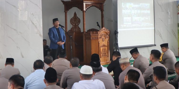 Pengasuh Ponpes Budi Utomo, Surakarta, KH Muhammad Thoyibun mengisi pengajian di Polda Bengkulu. Pengajian tersebut dilaksanakan di Polda Bengkulu, pada Kamis (13/2). Foto: LINES