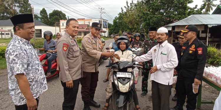 DPD LDII Agam membagikan 500 takjil gratis bagi pengendara di Jalan Puti Bungsu Ujung Labuh, Lubuk Basung, Agam. Foto: LINES.