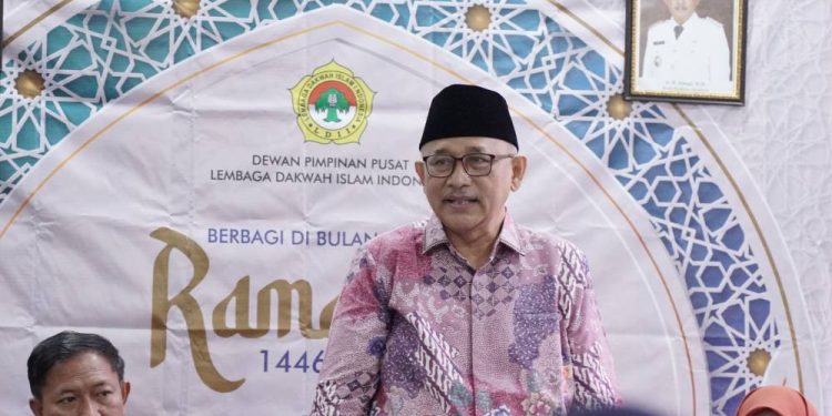 Ketum LDII berbagi santunan kepada yatim di lingkup Kelurahan Gunung Anyar. Foto: LINES.