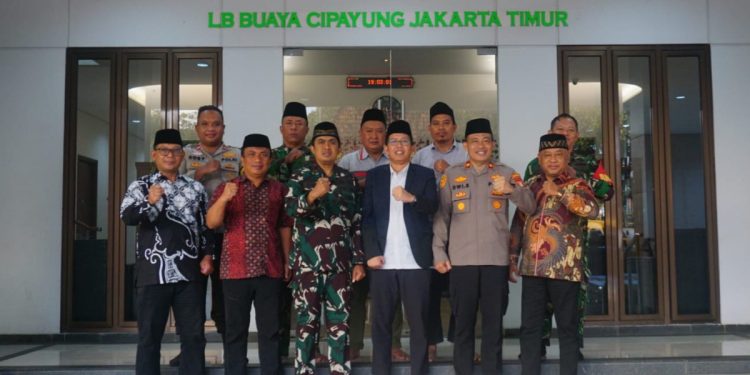 Kunjungan Kapolsek dan Danramil Cipayung ke Ponpes Minhaajurrosyidin, Jakarta Timur. Foto: LINES.