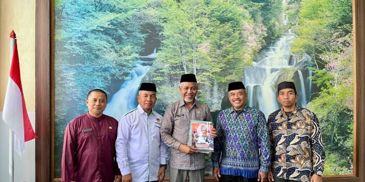 Pengurus DPW LDII Sulawesi Barat (Sulbar) mendatangi kantor Badan Kesatuan Bangsa dan Politik (Kesbangpol) di kompleks kantor Gubernur Sulbar. Foto: LINES.