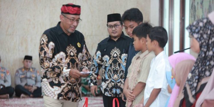 DPD LDII Kabupaten Bekasi menggelar acara tausiyah agama, santunan anak yatim dan dhuafa, serta buka puasa bersama pada Minggu (9/3), di Masjid Roudhotul Jannah, Kab. Bekasi. Foto: LINES.