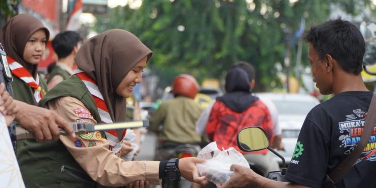 DPD LDII Kota Depok menggelar aksi sosial dengan membagikan ribuan paket takjil kepada masyarakat. Foto: LINES.
