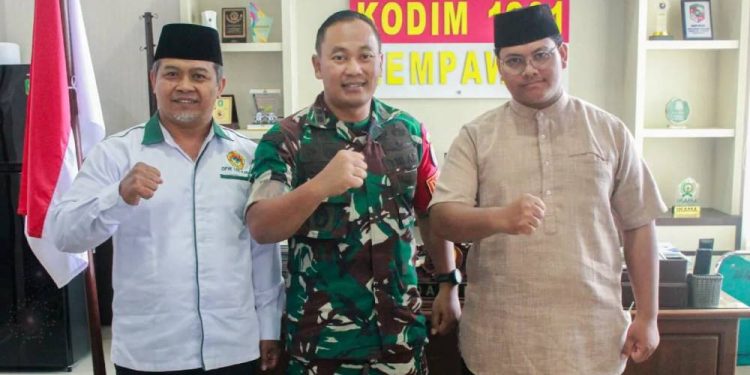 Ketua DPW LDII Kalimantan Barat (Kalbar), Susanto didampingi Sekretaris M. Nasrullah dan Wakil Sekretaris, Danang Arjuna Prihardianto silaturahim dengan Komandan Kodim 1201/Mph. Foto: LINES.