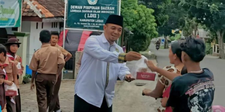DPD LDII Kabupaten Lebak, Jawa Barat, mengadakan acara tebar takjil bagi masyarakat sekitar, pada Sabtu (15/3). Foto: LINES.