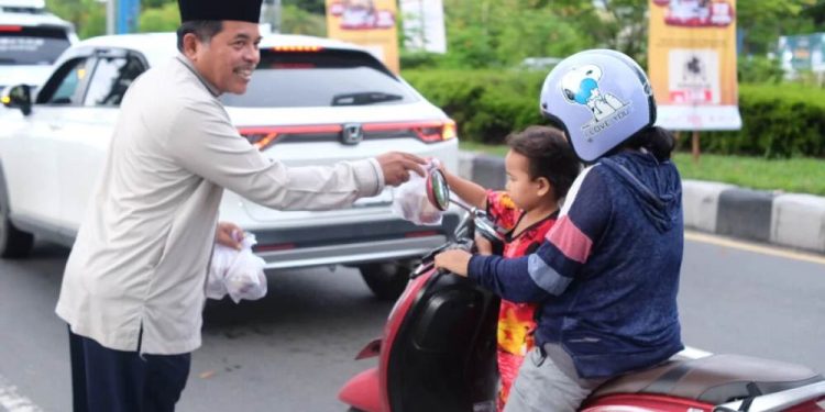 DPD LDII Palangka Raya menggelar bakti sosial Ramadan dengan membagikan takjil kepada masyarakat. Foto: LINES.