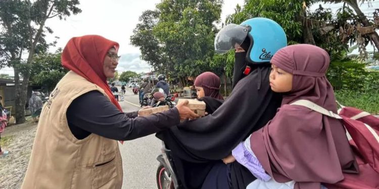 DPD LDII Kota Parepare kembali mengadakan kegiatan pembagian takjil gratis bagi para pengendara yang melintas. Foto: LINES.