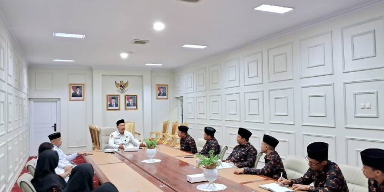 Ketua DPW LDII Sulawesi Selatan Asdar Mattiro dan jajaran pengurus saat audiensi dengan Kepala Kantor Wilayah  Kementerian Agama Sulsel. Foto: LINES.