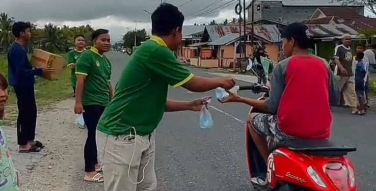 PC LDII Kecamatan Tabongo, Kabupaten Gorontalo, Provinsi Gorontalo, menggelar kegiatan sosial berupa pembagian takjil kepada masyarakat. Foto: LINES.